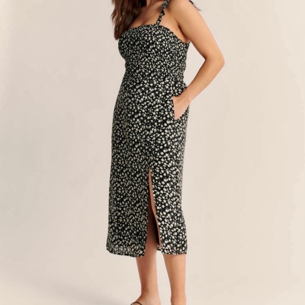 Never worn! Abercrombie and Fitch women’s smocked floral midi dress, size medium